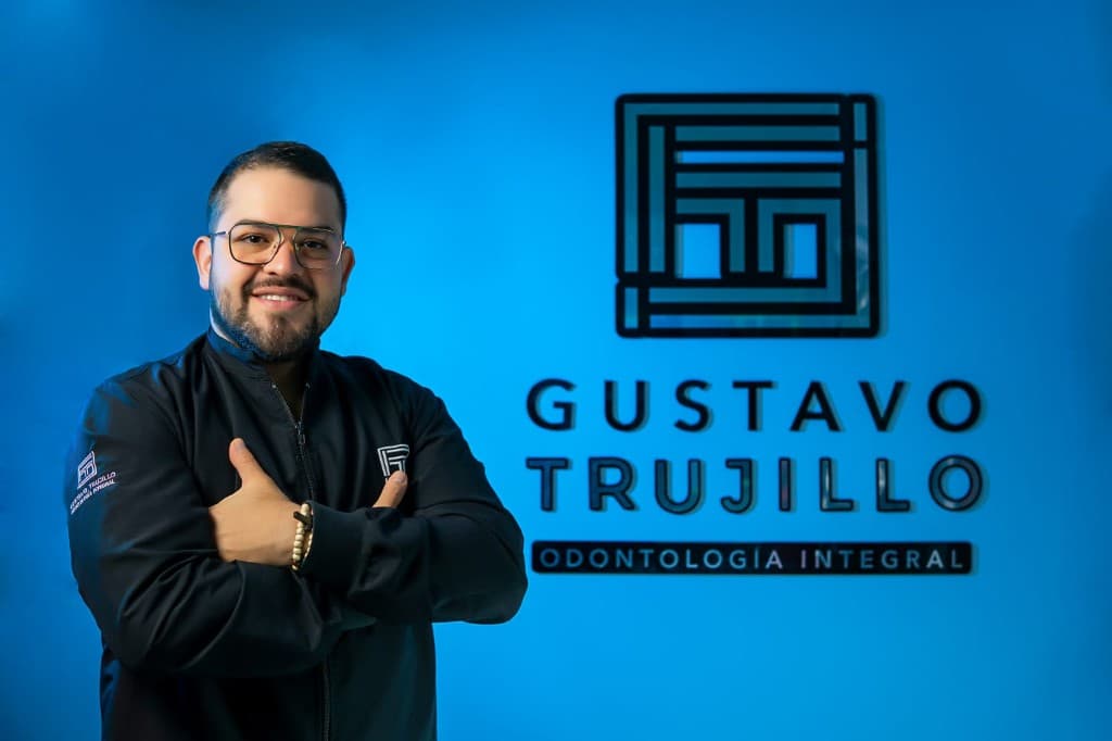 Dr. Gustavo Trujillo en el estudio, Cali